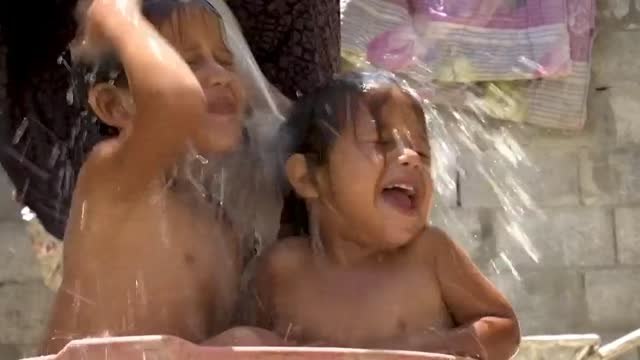 El calor y los cortes energéticos sofocan a los residentes de Gaza