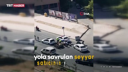 Yola savrulan meyve ve sebzeleri polisler topladı