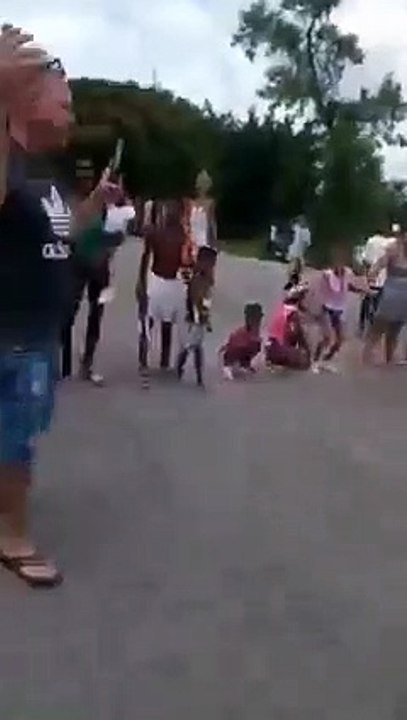 Cubanos cierran calle en La Habana en señal de protesta