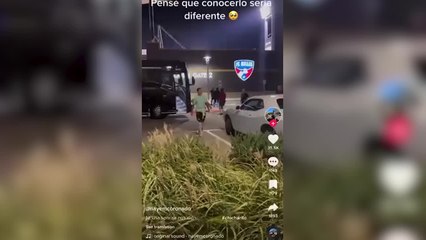 Las redes se contrarian con la actitud de Chicharito con este niño cuando se acercó a pedirle una foto