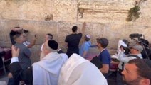 Yer: Ağlama Duvarı! Teröristbaşı Fetullah Gülen'in manevi evladı Enes Kanter Kudüs'te Yahudilerle birlikte ayin yaptı
