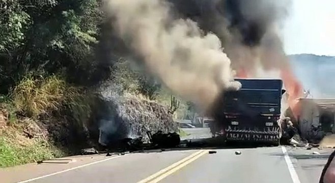 Batida frontal entre caminhões seguida de incêndio deixa dois mortos na BR-277 em Cantagalo