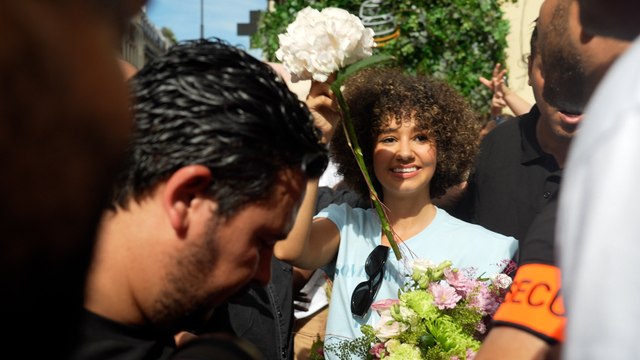 « On l’a fait avec le coeur » : Léna Situations ouvre sa boutique éphémère devant des centaines de fans