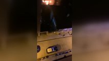 Espectacular incendio en el bajo de un bloque de viviendas en Vigo