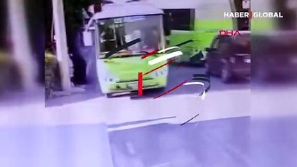 Rampa üstünde geriye doğru kayan halk otobüsü, bir başka otobüse çarparak bahçeye yuvarlandı: 8 yaralı