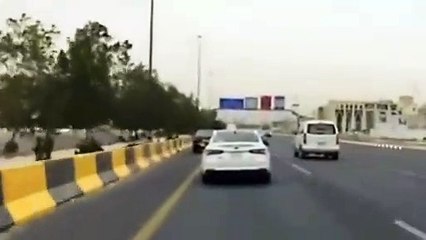 سائقة تفقد السيطرة على مركبتها وتصطدم بالرصيف بعد أن حاولت إخافت شخص قام بمضايقتها في الطريق. - ️@raeidahmad1 @eMoroor