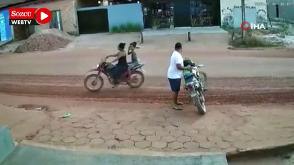 Aracın çarptığı motosikletten 1 yaşındaki oğlunu son anda kurtardı