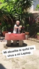 Abuela lavó con agua y jabón la laptop de su nieto