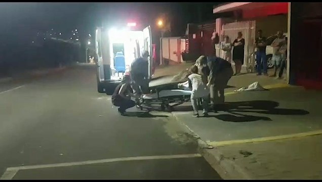 Motociclista fica ferido após queda quando tentou desviar de gato na Rua Presidente Kennedy