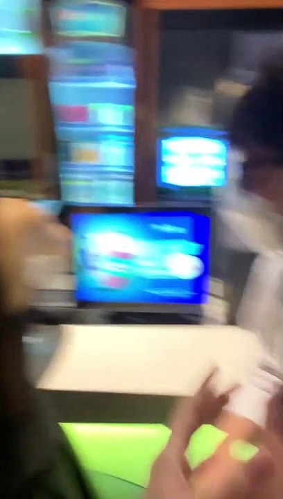 Hòa Minzy vay tiền mua bỏng ngô tặng fan