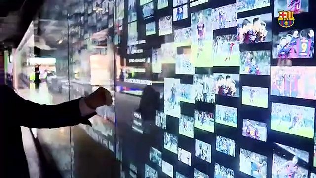 Jules Koundé, conociendo la historia del Barça en el Museu / FCB