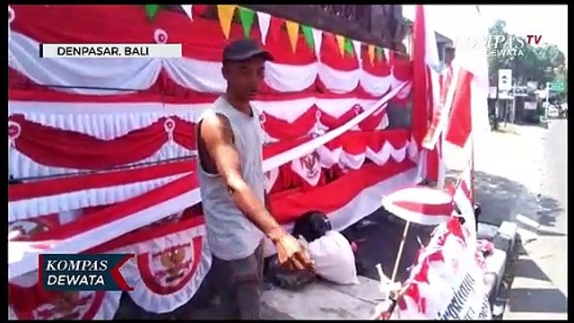 Pedagang Pernak-Pernik Merah Putih Mulai Ramai