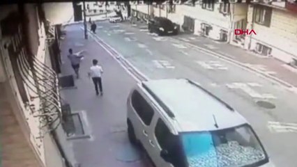 Esenyurt'ta çatı çatı gezip evi soydular! O anlar kamerada