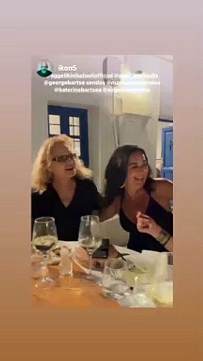 Βίντεο της Αγγελικής Νικολούλη να πίνει και να τραγουδά