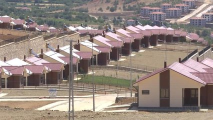 Depremzedeler göl manzaralı çelik konstrüksiyonlu konutlarına yerleşti