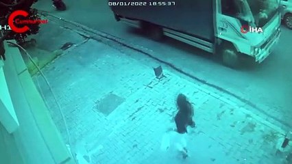 İstanbul’da faciadan dönülen anlar kamerada: Kamyonet ortalığı savaş alanına çevirdi