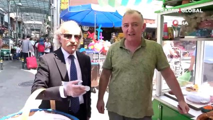 Her gün takım elbise ile simit satan esnaf: Şık giyindiğim için aylık 30 bin lira kazanıyorum