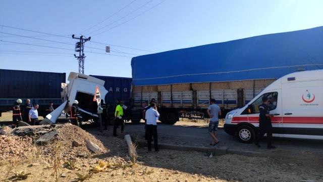 Son dakika haberleri... Yük treni ile tır çarpıştı: 1 yaralı