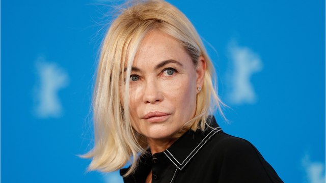 GALA VIDEO - PHOTO - Emmanuelle Béart sur la route des vacances : rare cliché avec son mari Frédéric Chaudier