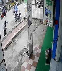 Un homme marche au mauvais endroit mais a beaucoup de chance