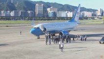 طائرة بيلوسي تغادر مطار تايوان
