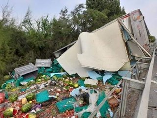 Kamyon ile tur otobüsü çarpıştı: 1 ölü, 6 yaralı