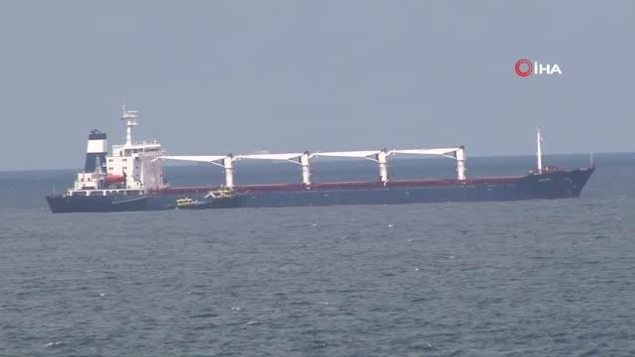 Türkiye, Rusya, Ukrayna ve Birleşmiş Milletler'den oluşan 20 kişilik ekibin, Karadeniz girişinde demirleyen mısır yüklü Razoni adlı tahıl gemisindeki...