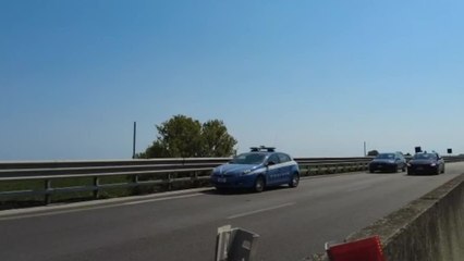 Tải video: Assalto a un portavalori in Puglia, strada statale Adriatica chiusa al traffico