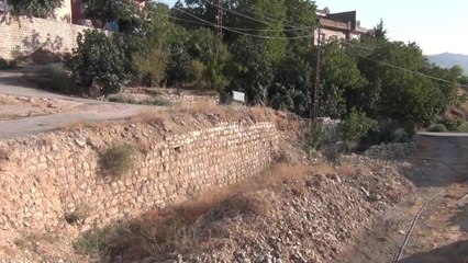 Mardin haberleri... Mardin'de Vatandaşlar, AKP'li Belediyenin Çöken İstinat Duvarı ve Yolu Yıllardır Yapmamasına Tepkili: "Kimi Kime Şikayet Edeceğiz?"