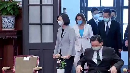 Pelosi deixa Taiwan; China defende exercícios militares
