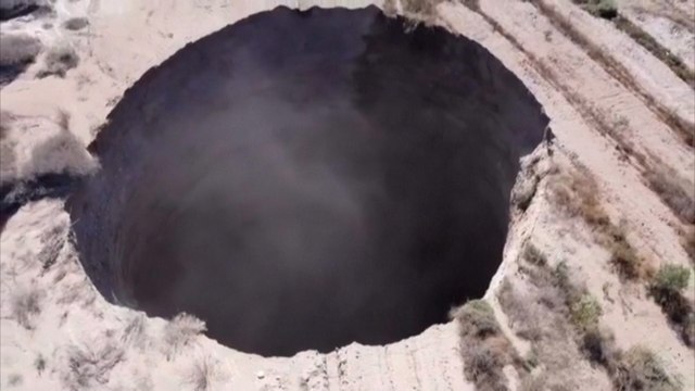 Un énorme gouffre, plus grand qu'un court de tennis, s'est formé au Chili
