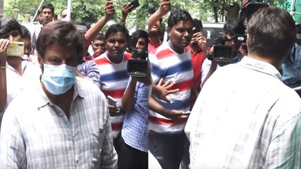 బాధలో కూడా సెల్ఫీ కావాలా? *trending | Telugu OneIndia