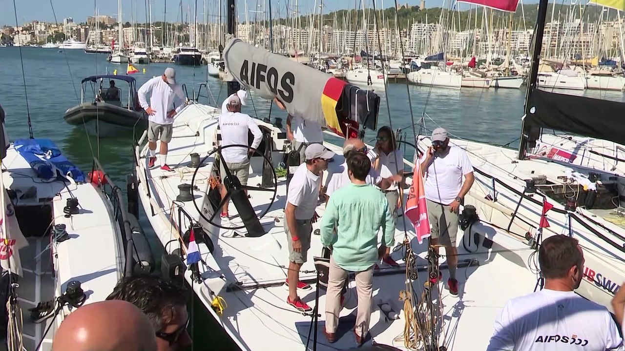 El rey Felipe preside el homenaje a la Comisión Naval de Regatas de la Armada