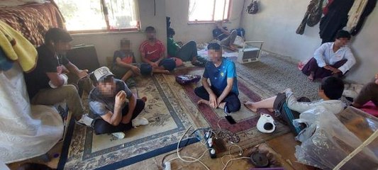 Tekirdağ haber: Tekirdağ'da zabıta ve polisten 'Çekçek' operasyonu: 12 Kaçak göçmen içeride gizlenirken yakalandı