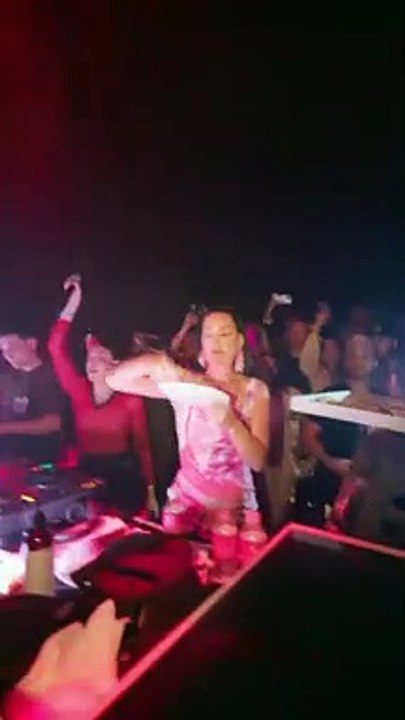 Une vidéo de Katy Perry qui lance des parts de pizza devient virale