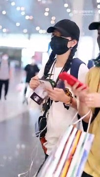 [2022.08.01] Triệu Vy @ Sân bay Bắc Kinh | 赵薇 现身北京首都机场