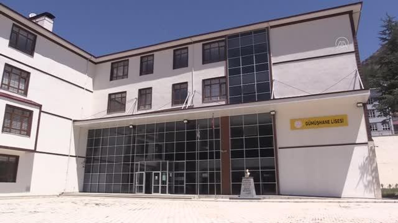 Gümüşhane kültür sanat haberi: GÜMÜŞHANE - Prof. Dr. Hasan Nuri Yaşar, mezun olduğu liseye kütüphane yaptırdı