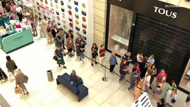 Сеть магазинов H&M устроила прощальную распродажу в России