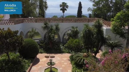 Los fundadores del museo Sa Bassa Blanca muestran el interior del complejo