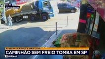 Caminhão sem freio tomba e atinge carros em São Paulo