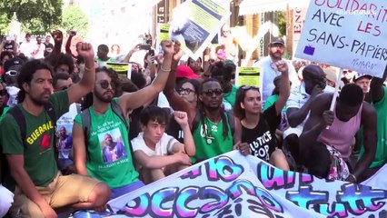 Manifestação em Itália depois do assassinato de um vendedor ambulante nigeriano