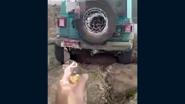 مشهور إماراتي يخاطر بحياته بفيديو يحبس الأنفاس والشرطة العُمانية توقفه