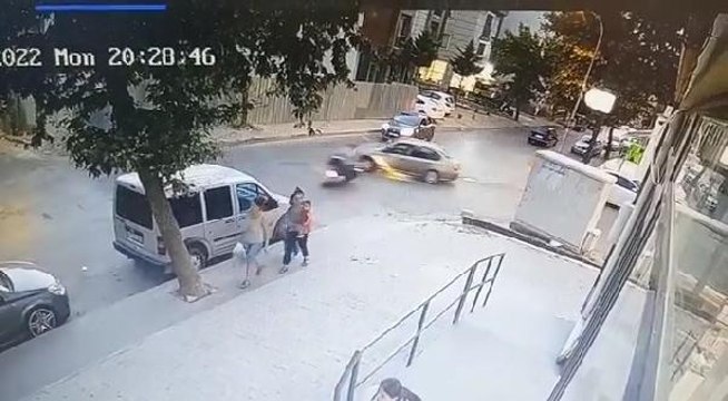 KARTAL'DA OTOMOBİLLE MOTOSİKLETLİNİN KARIŞTIĞI KAZA KAMERADA