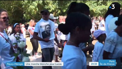 Essonne: Près de 200 personnes ont marché à Fleury-Mérogis en hommage à Lucas, 17 ans, roué de coups à mort par plusieurs jeunes fin juillet, en pleine rue - VIDEO