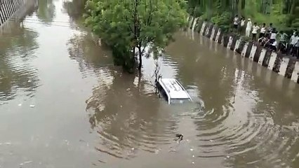 जयपुर में मंत्री मुरारीलाल मीणा की बेटी की कार पानी में डूबी