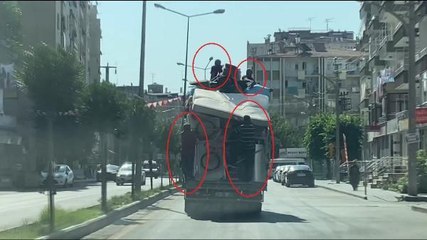 EV EŞYALARI YÜKLÜ KAMYONETTE TEHLİKELİ YOLCULUK