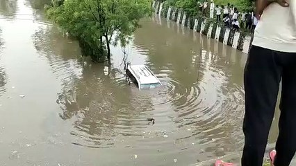 जयपुर में झमाझम बारिश, अंडरपास में डूबी कार