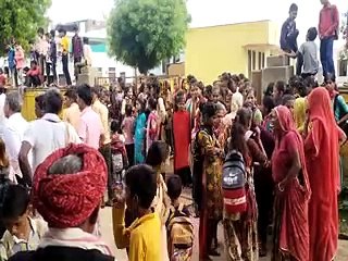 अध्यापकों की लेटलतीफी से गुस्साए ग्रामीण, जताया रोष-video