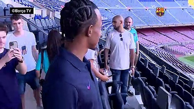 Barcelone - Jules Koundé visite le Camp Nou