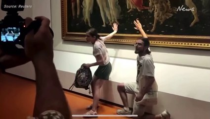 Des manifestants pour le climat se collent à une peinture de Botticelli du 15e siècle